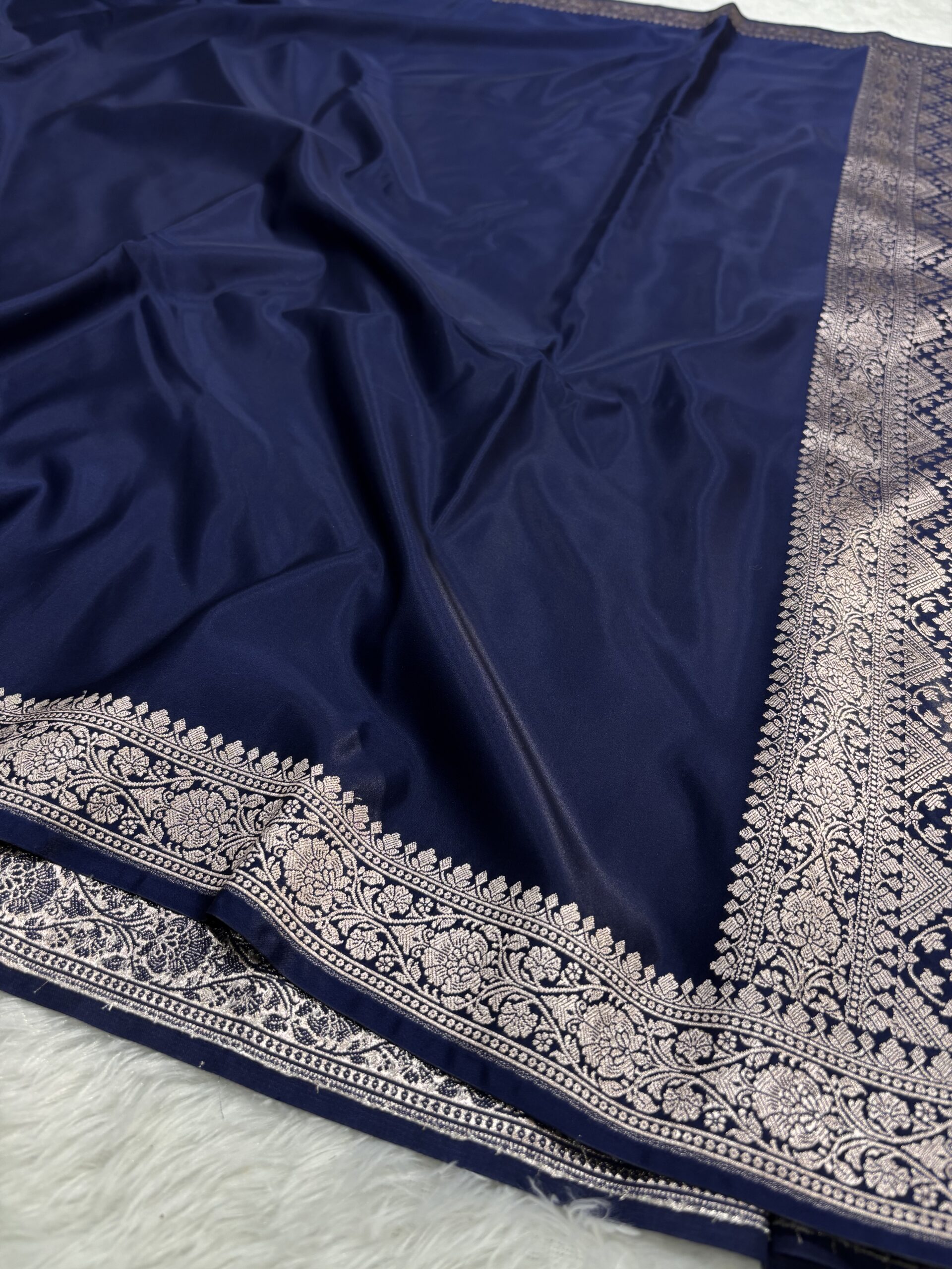 Navy Blue Plain Mashru Silk Saree - Image 3