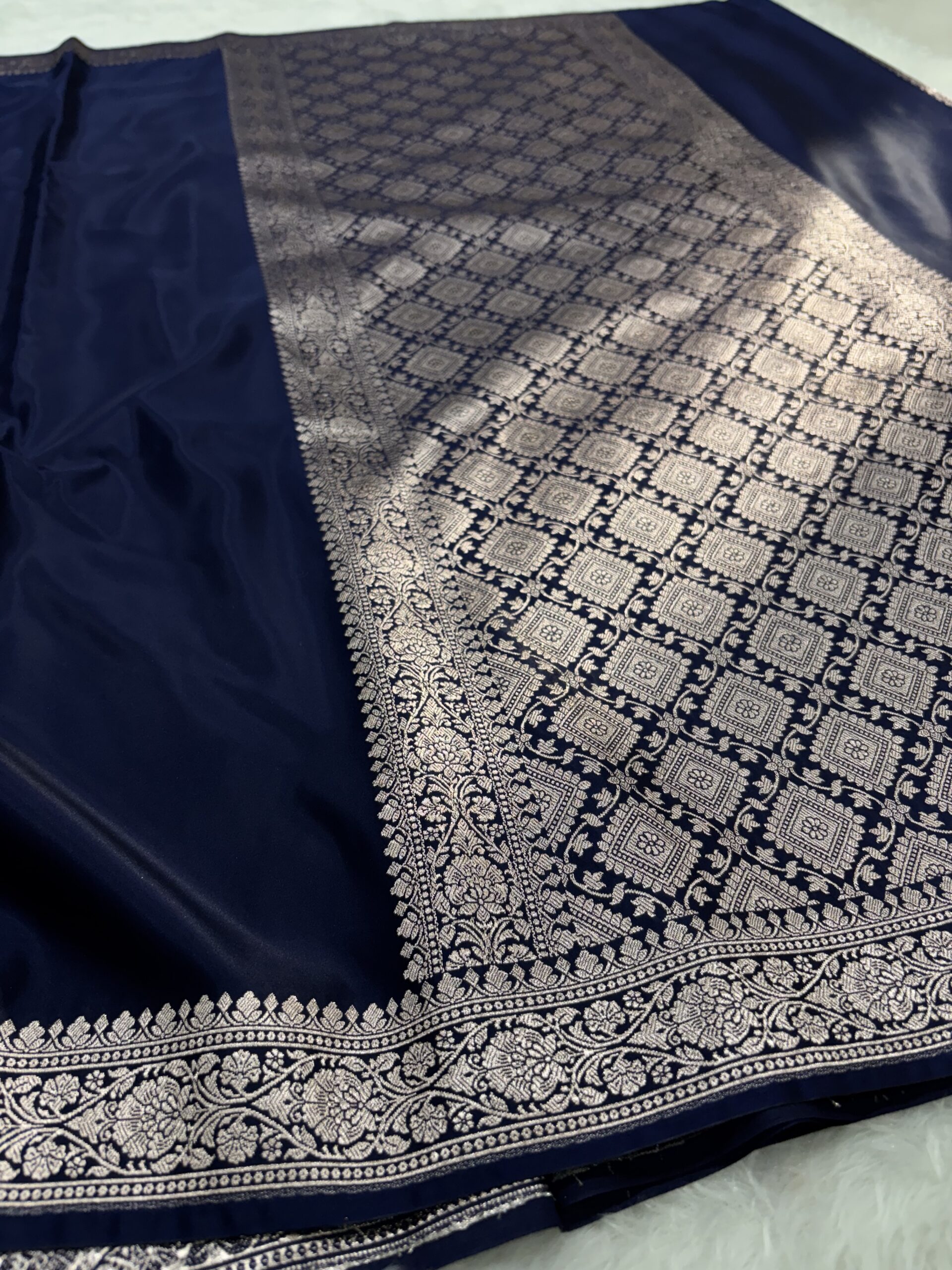 Navy Blue Plain Mashru Silk Saree - Image 4