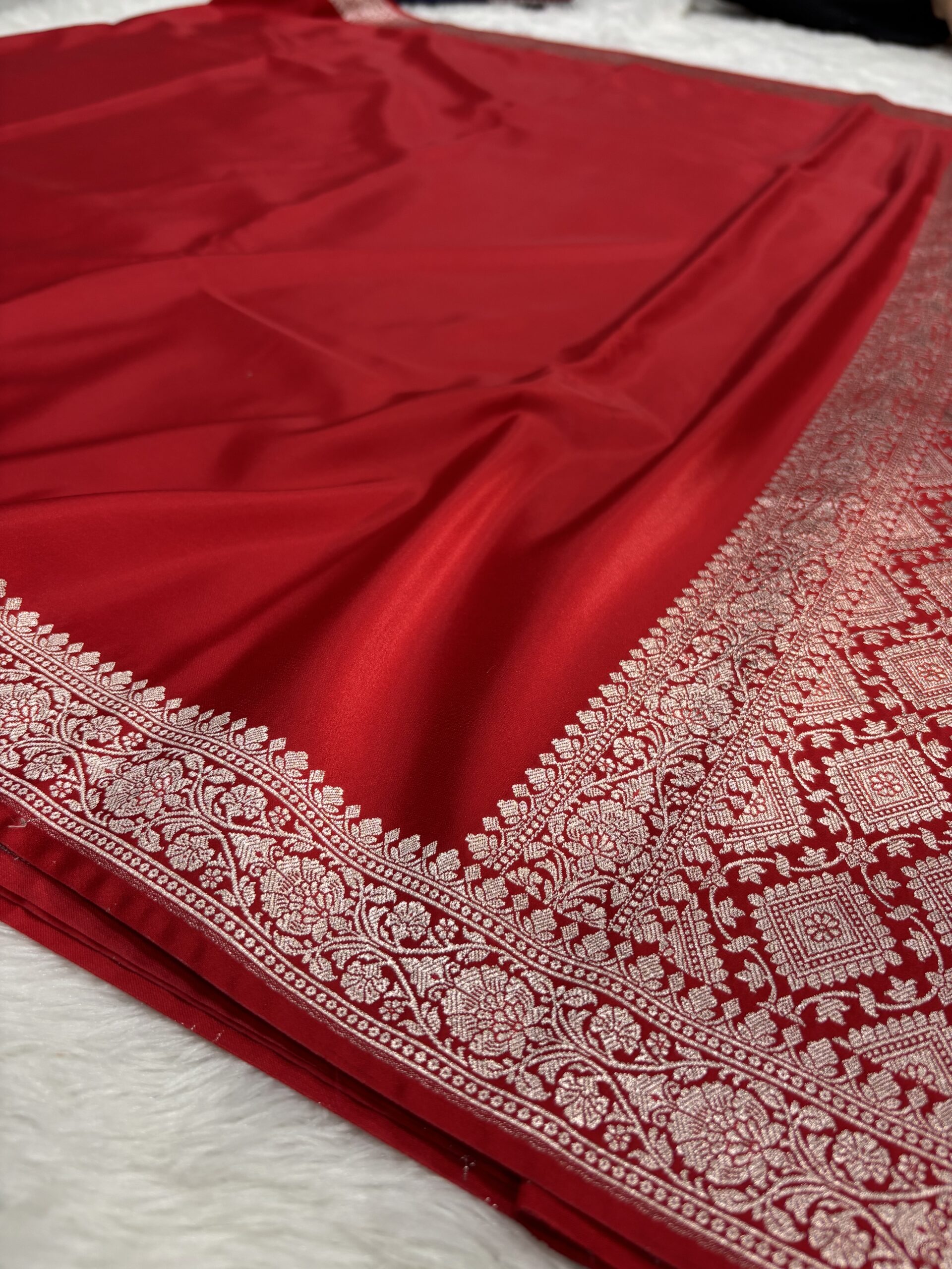 Red Plain Mashru Silk Saree - Image 2