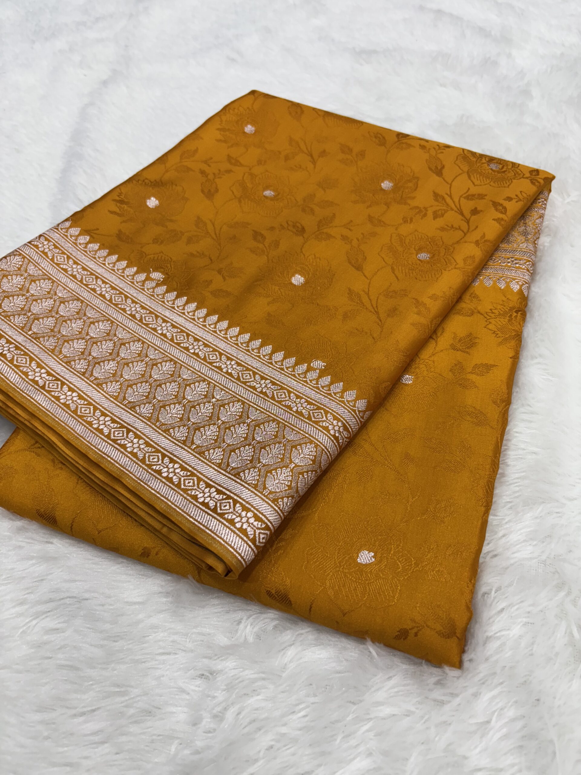 Golden Mashru Silk Tanchoi Saree - Image 7