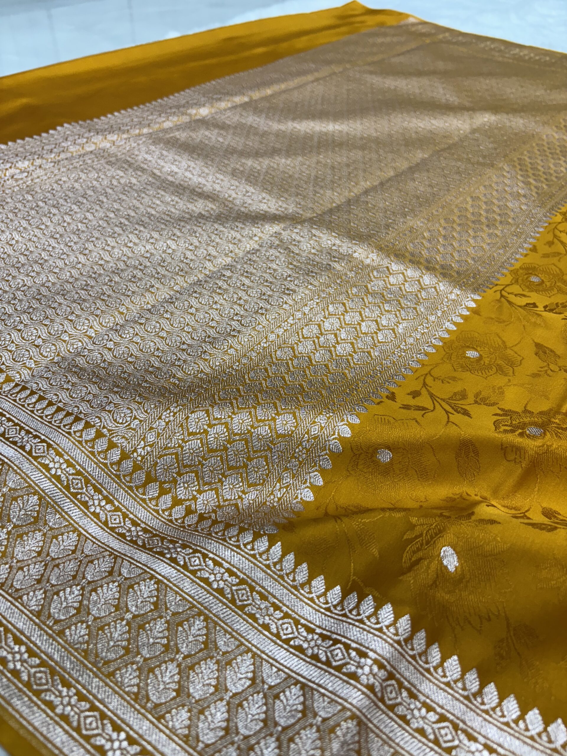 Golden Mashru Silk Tanchoi Saree - Image 5