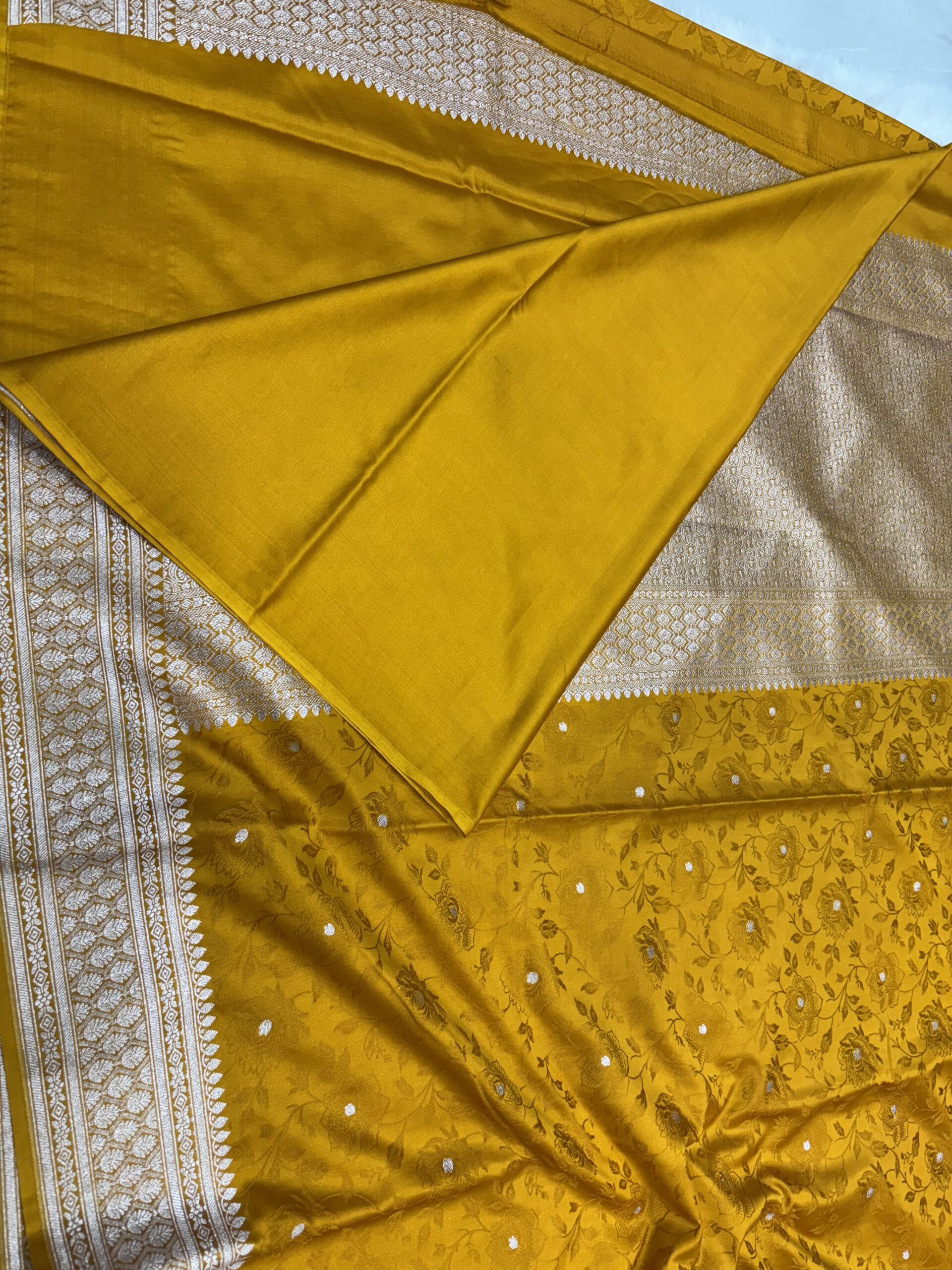 Golden Mashru Silk Tanchoi Saree - Image 4