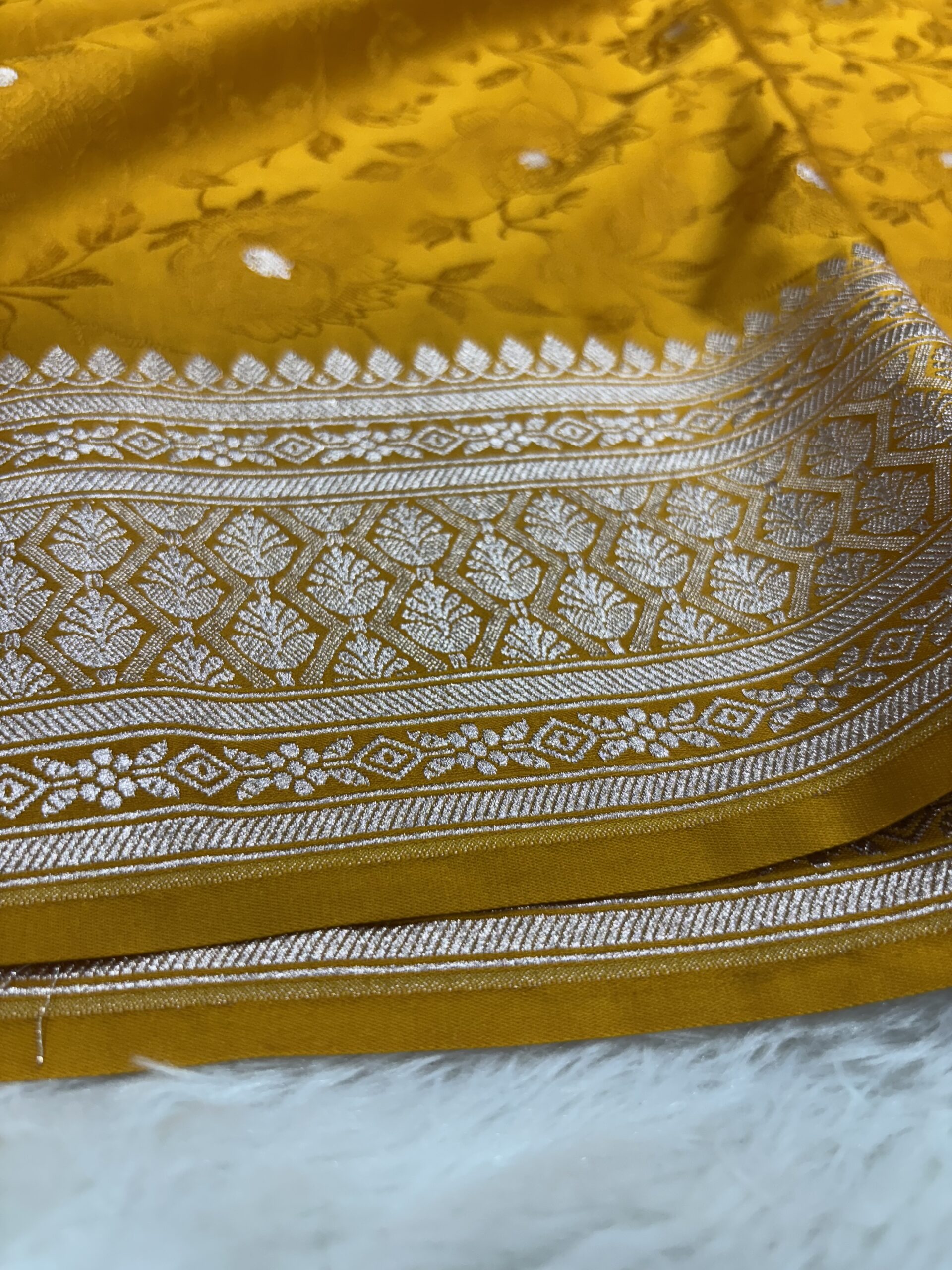 Golden Mashru Silk Tanchoi Saree - Image 2